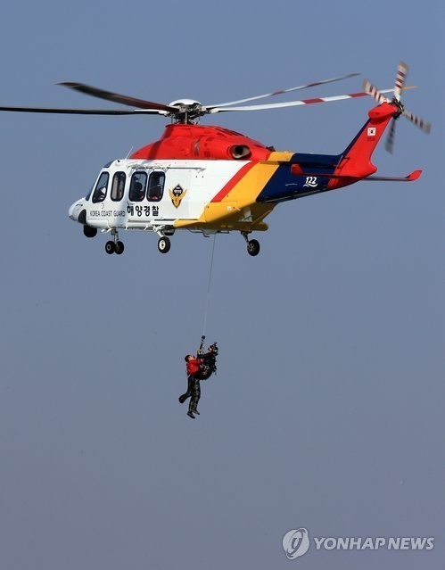 ▲ (자료사진) 해경 대원들이 헬리콥터를 이용해 사고 선박 주위 바다에 뛰어든 승객들을 구출하고 있다. 2014.10.23 ⓒ 연합뉴스 무단전재 및 재배포금지