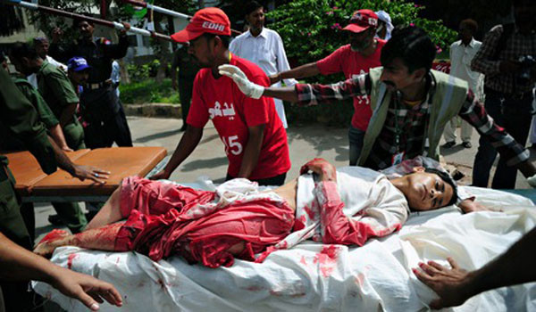 ▲ 16일(현지시간), 파키스탄 탈레반의 학교 테러로 부상을 입은 학생이 후송되고 있다. ⓒ英글로벌라이트 인포 화면캡쳐