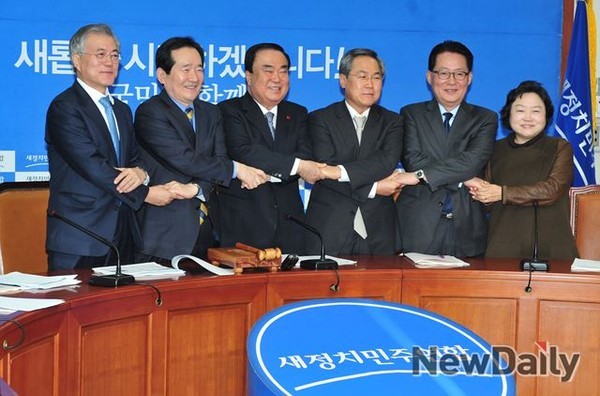 ▲ 새정치민주연합 비상대책위원들이 17일 일부 비대위원들의 하차를 앞두고 취재진의 요청에 따라 기념촬영을 하고 있다. ⓒ뉴데일리 이종현 기자