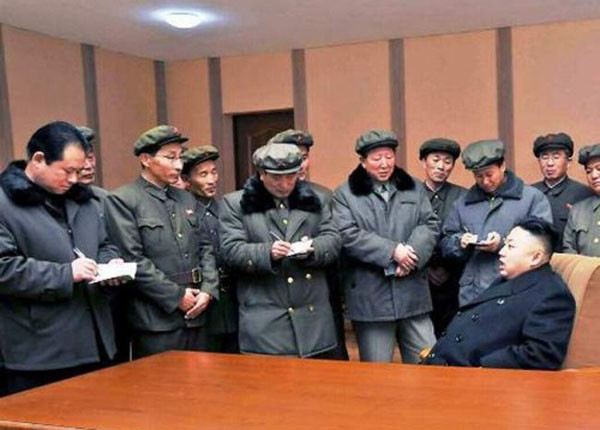 ▲ "오늘 너무 추워서 못간다고 아빠한테 전해. 그리고 방송은 다른 장면 내보내, 알았지?" 실내에서 코트를 입고서도 주머니에 손을 집어넣은 정은이. 추위를 잘 타는 비만체질도 있다고 한다. ⓒ北선전매체 보도화면 캡쳐