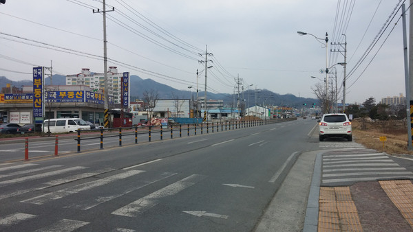 ▲ 칠곡군이 무단횡단 사고예방을 위해 사고위험지구에 차선분리대를 설치했다ⓒ 칠곡군 제공