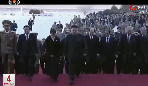 ▲ 17일 오후 4시 무렵, 北선전매체들은 김정은과 그 패거리들이 금수산태양궁전을 찾는 모습을 보도했다. 금수산태양궁전은 김일성과 김정일의 '미이라'를 냉장보관하기 위해 지은 거대한 가족묘지다. ⓒ北선전매체-TV조선 보도화면 캡쳐