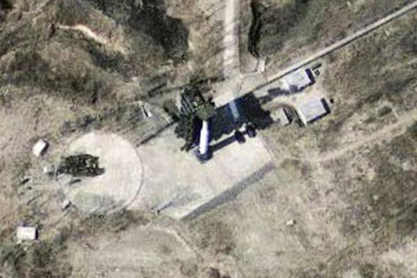 ▲ 북한 동창리 미사일 발사장에 서 있는 대포동 2호. ⓒ어딕팅 인포 화면 캡쳐