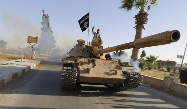▲ 테러조직 '이슬람국가(ISIS)'가 시리아 군에게서 뺏은 T-55 개량형 탱크를 타고 있다. 이 탱크는 북한이 시리아의 주문을 받고 업그레이드 한 것이다. ⓒ라이트 플래닛 화면 캡쳐