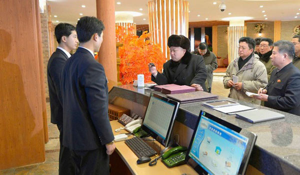 ▲ "뭐, 카드정지라고? 이거 아빠 껀데…." 최근 김정은의 돈줄이 마르고 있다는 소식이 계속 나오고 있다. ⓒ北선전매체 보도화면 캡쳐