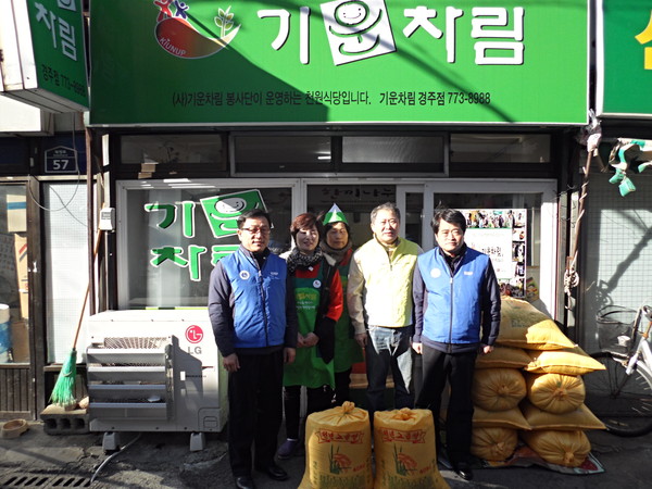 ▲ 한수원이 17일 경주시 성동시장내 기운차람식당에 사랑의 쌀 전달을 했다.ⓒ한수원 제공