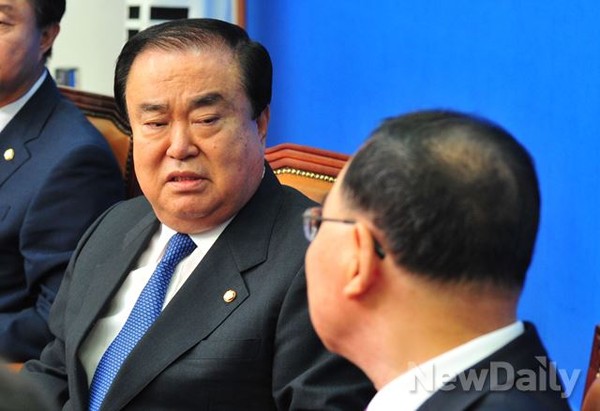 ▲ 처남의 취업 청탁 파문에 휩싸인 새정치민주연합 문희상 비상대책위원장(사진 왼쪽). 사진은 문희상 위원장이 지난 10월 13일 국회에서 정홍원 국무총리의 예방을 받고 있는 모습. ⓒ뉴데일리 이종현 기자