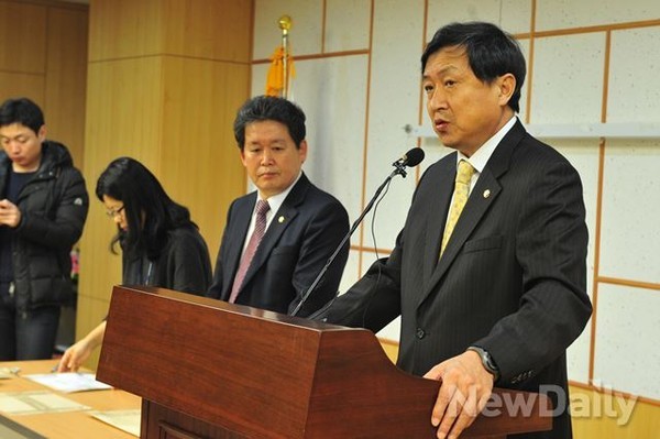 ▲ 새정치민주연합 김경협 원내부대표가 국가원수와 입법부 수장을 부적절하게 조롱해 파문이 일 조짐이 보인다. 사진은 지난달 27일 지역위원장 경선 결과를 발표하는 신기남 의원(사진 오른쪽)의 원고를 들여다보고 있는 김경협 의원. ⓒ뉴데일리 이종현 기자