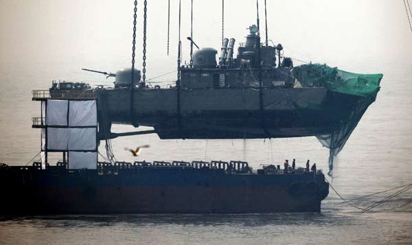 ▲ 북한에 폭침된 천안함이 인양되고 있다.