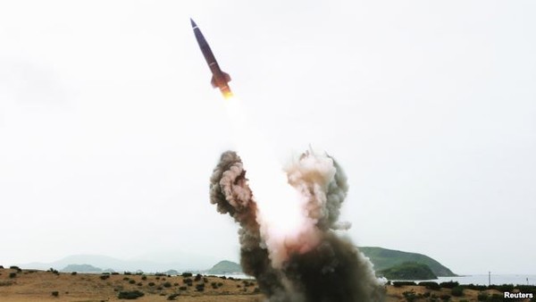 북한의 ‘전술로켓탄’ 시험발사(2014년 8월15일 노동신문 보도)