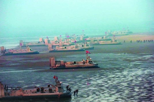 ▲ 최근 북한은 해상 침투용 공기부양정 10여척이 동원된 대규모 상륙·침투 작전 장면을 공개했다.