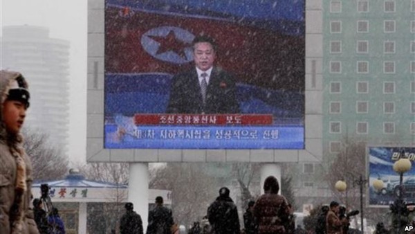 ▲ 북한 평양역의 대형 텔레비전에서 지난 2013년 2월12일            3차 핵실험을 알리는 관영 매체의 보도가 나오고 있다.