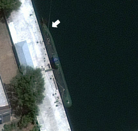 북한 신형 잠수함으로 추정되는 물체(흰 화살표)가 함경남도 신포           남부에 있는 조선소에 정박해 있다. 북한 전문 웹사이트 ‘38노스’는           위성사진 분석을 통해 길이 약 67m, 폭 6.6m의 북한 잠수함을 확인했다고 보도했다