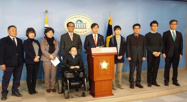 ▲ 조경태 새정치민주연합 의원이 18일 오후 국회 정론관에서 일반 당원들과 함께 전당대회 출마기자회견을 갖고 있다.ⓒ뉴데일리