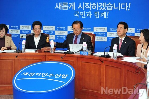 ▲ 새정치민주연합 전당대회준비위원회가 18일 오전 제7차 전체회의에서 이른바 '전대 룰'과 관련한 합의안을 마련했다. 사진은 지난달 12일 전대준비위의 첫 전체회의를 시작하며 김성곤 위원장이 의사봉을 두드리는 모습. ⓒ뉴데일리 이종현 기자