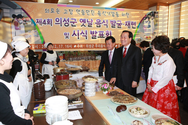 ▲ 김주수 군수가 의성군우리음식연구회가 마련한 옛날음식 발굴‧재현 및 시식 발표회에 참석해 화원들과 인사를 나누고 있다.ⓒ의성군 제공