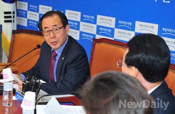 ▲ 새정치민주연합 김성곤 전당대회준비위원장이 지난달 12일 열린 1차 전체회의에서 김영록 전대준비위원을 돌아보며 대화를 나누고 있다. ⓒ뉴데일리 이종현 기자