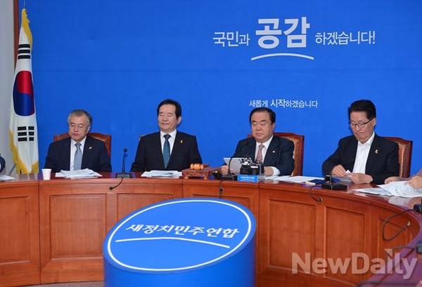 ▲ 비대위원 시절의 이른바 '빅3'인 문재인·정세균·박지원 비상대책위원. 유력 당권주자인 '빅3'는 나란히 비대위에 나아갔다가 한날 한시에 사퇴했다. ⓒ뉴데일리 정상윤 기자