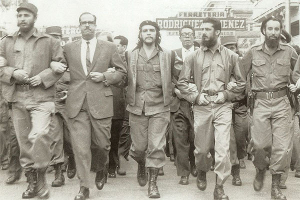 ▲ 1959년 쿠바 수도 아바나 입성 당시 공산혁명군 리더들. 맨 왼쪽이 피델 카스트로, 가운데가 체 게바라다. ⓒ위키피디아 공개 사진