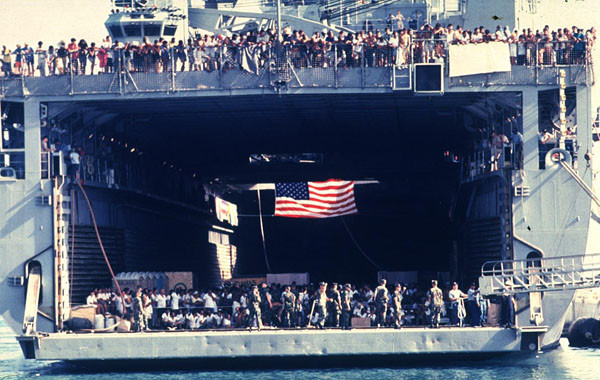 ▲ 2,000여 명의 쿠바 난민을 구출해 이동하는 美해군 상륙함 USS '위드비 아일랜드'. 쿠바 공산독재 정권은 그들 이외 다른 사람이 잘 사는 것은 절대 허용하지 않았다. 때문에 많은 난민들이 미국으로 도망쳤다. ⓒ위키피디아 공개 사진