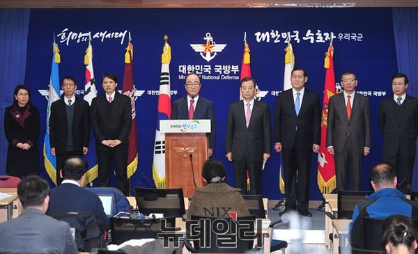 ▲ 18일 오전 서울 용산 국방부에서 병영문화혁신위원회 심대평 공동위원장이 22개 병영문화 혁신 권고 과제를 발표하고 있다.ⓒ뉴데일리 정재훈기자