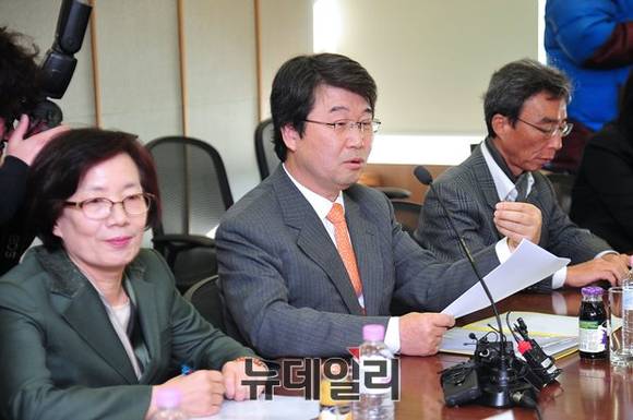 ▲ 김지형 조정위원장(가운데) ⓒ정재훈 기자