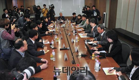 ▲ 삼성전자-반올림-가족대책위가 참여한 조정위원회 1차 회의 현장 ⓒ정재훈 기자