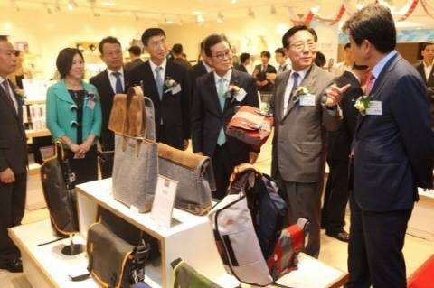 ▲ 김기문 중소기업중앙회 회장(사진 오른쪽 두번째)이 지난 7월 롯데백화점 명동본점에 문을 연 중소기업상생관인 '드림플라자'를 둘러보고 있다. ⓒ롯데백화점