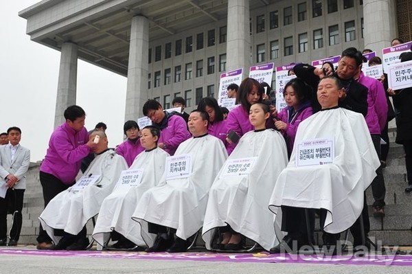 ▲ 통합진보당 오병윤 원내대표를 비롯한 김선동, 김미희, 김재연, 이상규 의원이 지난해 11월 6일 서울 여의도 국회 본청 앞 계단에서 정부의 통진당 해산심판 청구에 반발하며 전원 삭발하고 있다.ⓒ뉴데일리 이종현 기자