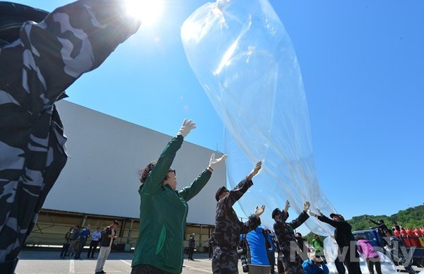 ▲ 대북전단을 풍선에 실어 날려보내는 북한인권단체. 다음 번에는 영화 '인터뷰'를 담은 DVD를 날려보낼 것으로 예상된다. ⓒ뉴데일리 DB