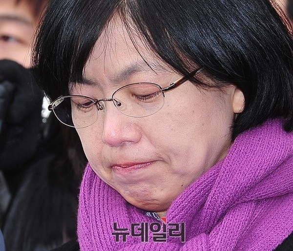 ▲ 19일 오전 서울 종로구 헌법재판소 대심판정에서 이정희 통합진보당 대표가 법정을 나서고 있다. 이날 헌법재판소는 통합진보당 해산심판청구 선고에서 헌법재판관 9명 중 8명의 찬성 의견으로 통합진보당의 해산을 결정했다.ⓒ뉴데일리 정재훈 기자