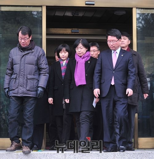 ▲ 19일 오전 서울 종로구 헌법재판소 대심판정에서 이정희 통합진보당 대표와 의원단이 법정을 나서고 있다. 이날 헌법재판소는 통합진보당 해산심판청구 선고에서 헌법재판관 9명 중 8명의 찬성 의견으로 통합진보당의 해산을 결정했다. 2014.12.19 ⓒ 뉴데일리 정재훈 기자