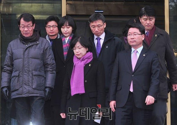 ▲ 헌법재판소가 19일 통합진보당 해산 결정을 내린 직후, 이정희 대표를 비롯한 구 통진당 관계자들이 침통한 표정으로 재판소를 나서고 있다. ⓒ뉴데일리 정재훈 기자