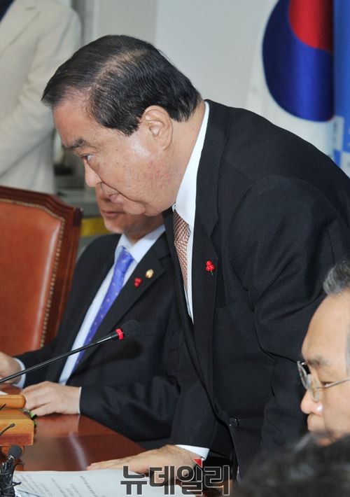 ▲ 새정치민주연합 문희상 비상대책위원장이 19일 열린 비대위원회의에서 모두발언 말미에 사과를 마치고 자리에서 벌떡 일어나 고개를 숙이고 있다. ⓒ뉴데일리 이종현 기자