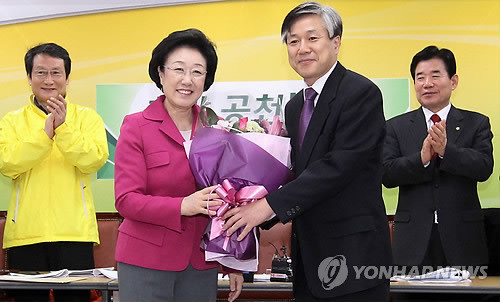 ▲ (서울=연합뉴스) 민주통합당 한명숙 대표가 서울 영등포 당사에서 입당한 유재만 변호사에게 꽃다발을 주고 기념촬영을 하고 있다. 2012.2.15 ⓒ연합뉴스