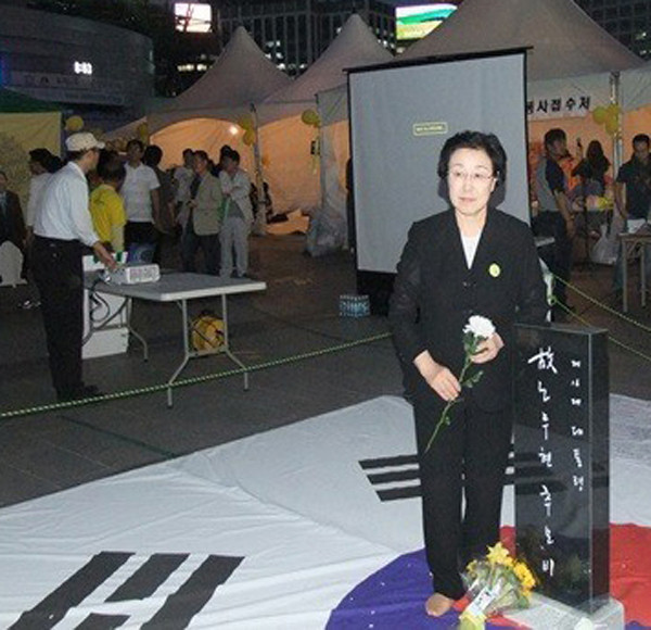 ▲ 태극기를 짓밟고 있는 한명숙.ⓒ뉴데일리 사진DB