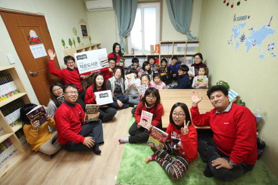 ▲ 지난 18일 현대산업개발 직원들은 경북 문경시 농암면 '행복나눔 지역아동센터'에 방문해 '심포니 작은 도서관'을 꾸몄다.ⓒ현대산업개발