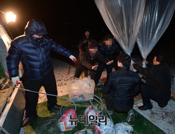 ▲ 시민활동가들이 전단, 라디오, DVD 등이 담긴 풍선을 점검하고 있다. 2014.12.19.ⓒ 뉴데일리 정상윤 기자