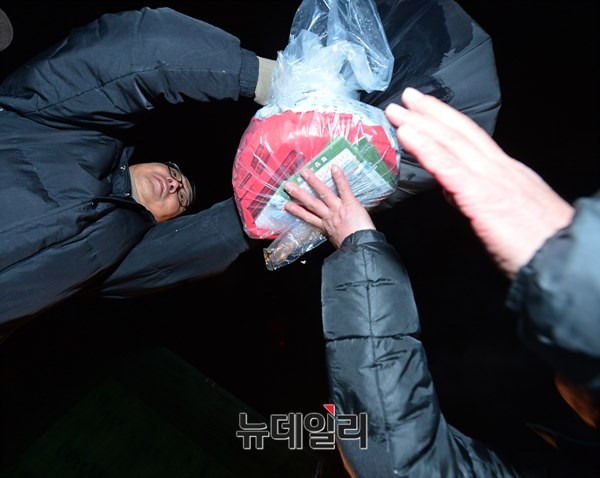 ▲ 시민활동가들이 전단, 라디오, DVD 등이 담긴 풍선을 날리는 모습. 2014.12.19.ⓒ 뉴데일리 정상윤 기자