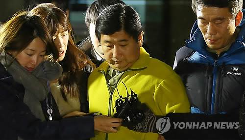 ▲ 정윤회씨의 국정개입 의혹을 담은 문건 등을 청와대에서 반출한 혐의로 구속영장이 발부된 박관천 경정이 19일 기자들의 질문을 외면한 채 서울 서초구 서울중앙지검 건물을 나서고 있다.ⓒ 사진 연합뉴스