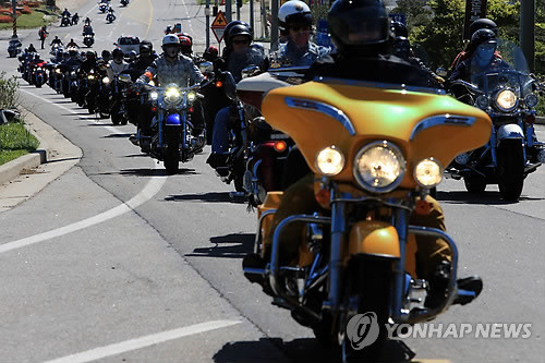 ▲ 청와대 문건 중 ‘박지만 미행보고서’에 등장한 경기 남양주 카페 대표가 한 매체와 인터뷰를 통해 ‘미행에 소음이 엄청난 할리데이비슨을 이용했다는 게 말이 되느냐“며 관련 내용은 사실무근이라고 입장을 밝혔다. 사진은 지난해 5월 속초에서 열린 한 행사에 참가한 할리데이비슨 동호회원들의 모습.ⓒ 사진 연합뉴스