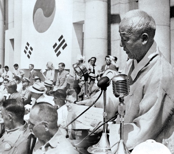 ▲ 이승만 초대 대통령이 1948년 8월15일 대한민국 건국선소식에서 연설하고 있다.