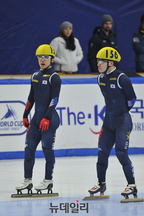 ▲ 서이라 선수(오른쪽)와 곽윤기 선수가 나란히 몸을 풀고 있다.ⓒ뉴데일리 이종현 사진기자