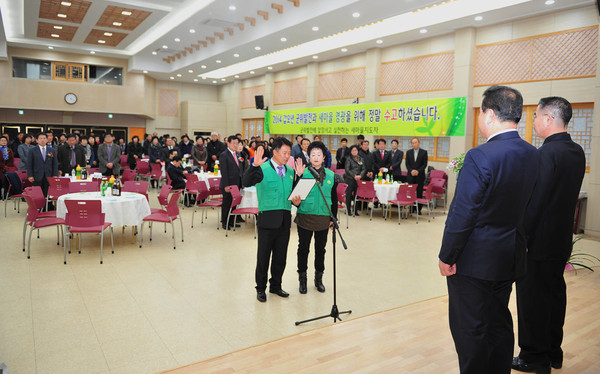 ▲ 군위군 새마을운동지도자 대회 결의문 낭독ⓒ군위군 제공