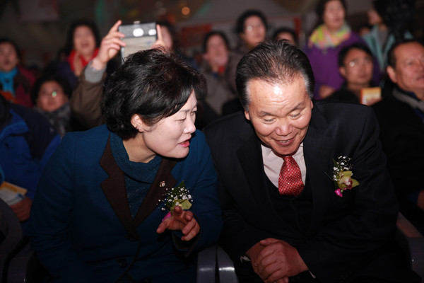 ▲ 이정백 상주시장(사진 오른쪽)과 남영숙 상주시의회의장(사진 왼쪽) ⓒ뉴데일리 황지현 기자