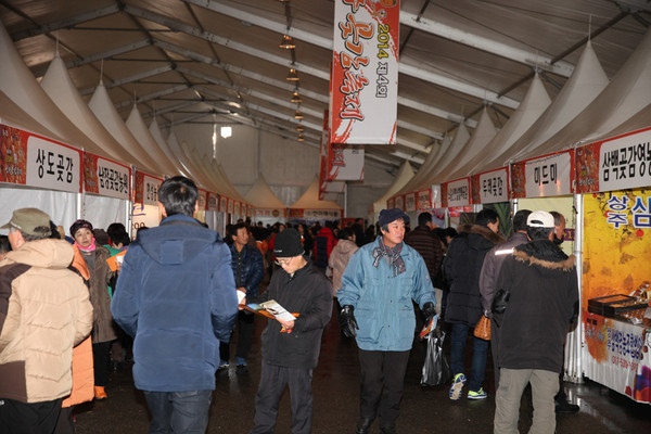 ▲ 4일간 상주곶감축제가 열리는 상주곶감유통센터ⓒ뉴데일리 황지현 기자