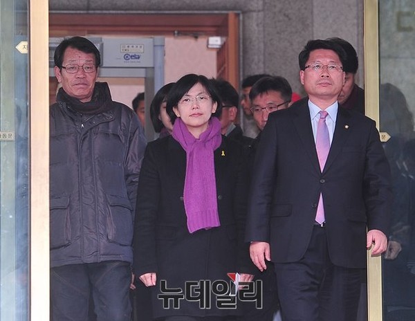 ▲ 19일 오전 서울 종로구 헌법재판소 대심판정에서 이정희 통합진보당 대표가 법정을 나서고 있다. 이날 헌법재판소는 통합진보당 해산심판청구 선고에서 헌법재판관 9명 중 8명의 찬성 의견으로 통합진보당의 해산을 결정했다. ⓒ뉴데일리 정재훈 기자