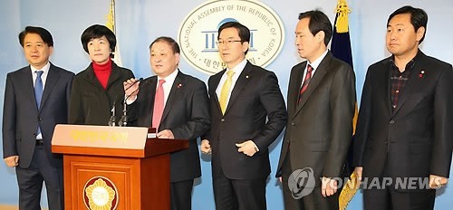 ▲ 새정치민주연합 노웅래(왼쪽부터)·김영주·강창일·정성호·우상호·김관영 의원이 21일 국회 정론관에서 문재인·박지원·정세균 등 당내 빅3의 전당대회 불출마를 촉구하는 기자회견을 하고 있다.ⓒ연합뉴스