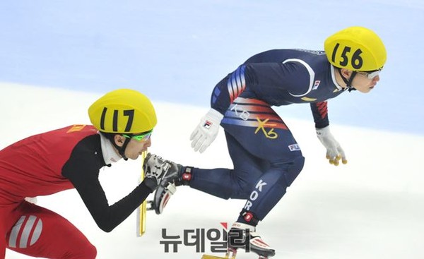 ▲ 서이라 선수가 쇼트트랙 500m에서 중국선수를 제치고 금빛 역주하는 모습. ⓒ뉴데일리 이종현 사진기자