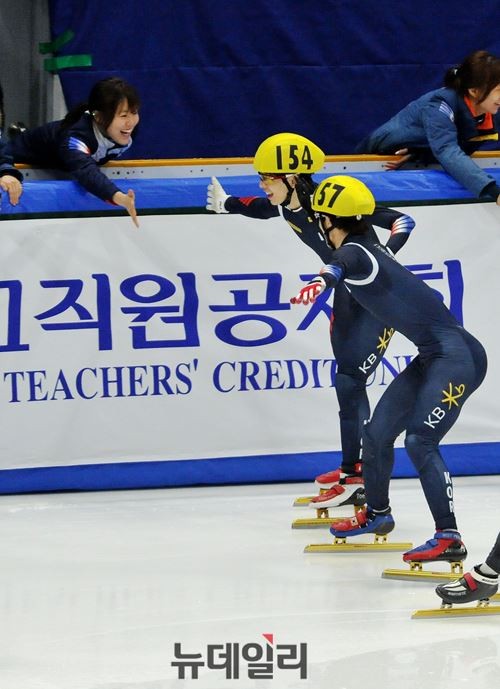 ▲ 쇼트트랙 남자 3,000m금메달을 차지한 이정수(154번)선수와 동메달을 차지한 신다은(157번)선수가 우승 직후 환호 환호하고 있다.ⓒ뉴데일리 이종현 사진기자